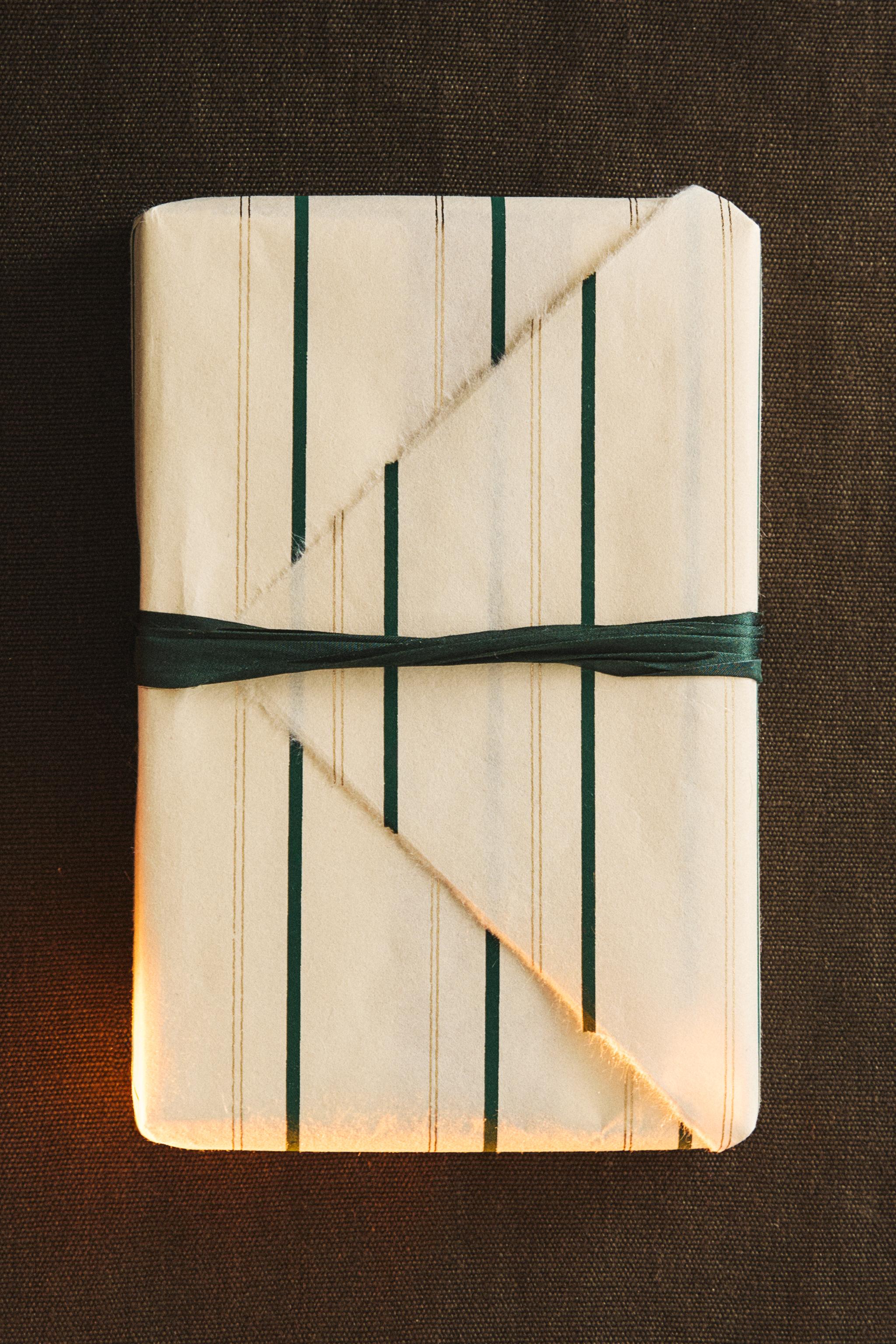 CHRISTMAS ALTERNATING STRIPED WRAPPING PAPER